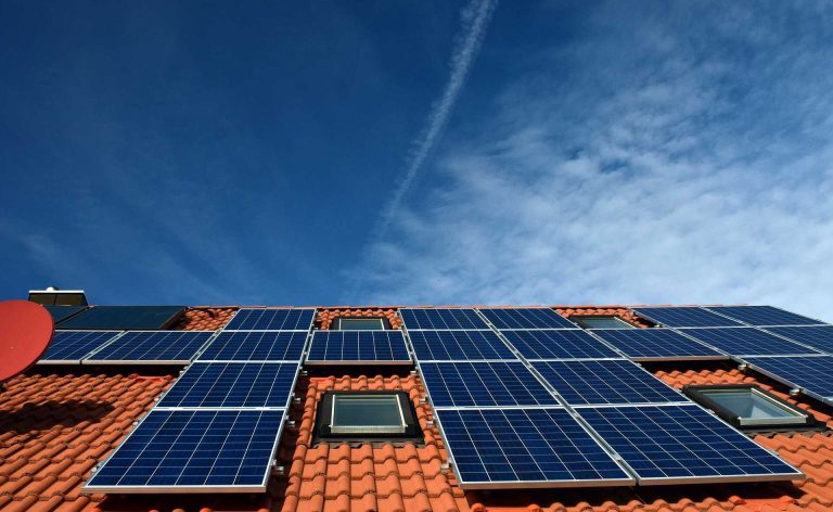 Comment choisir le bon panneau solaire pour votre maison sur un toit plat