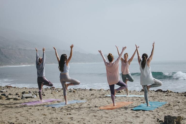 Cours de yoga en ligne : découvrez les bienfaits de la pratique à domicile en 2025