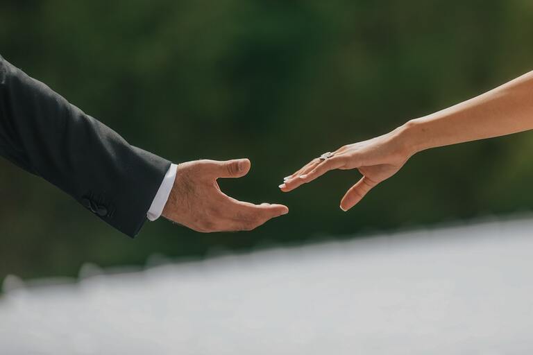 Comprendre les tarifs des agences matrimoniales : une analyse des coûts selon les services offerts